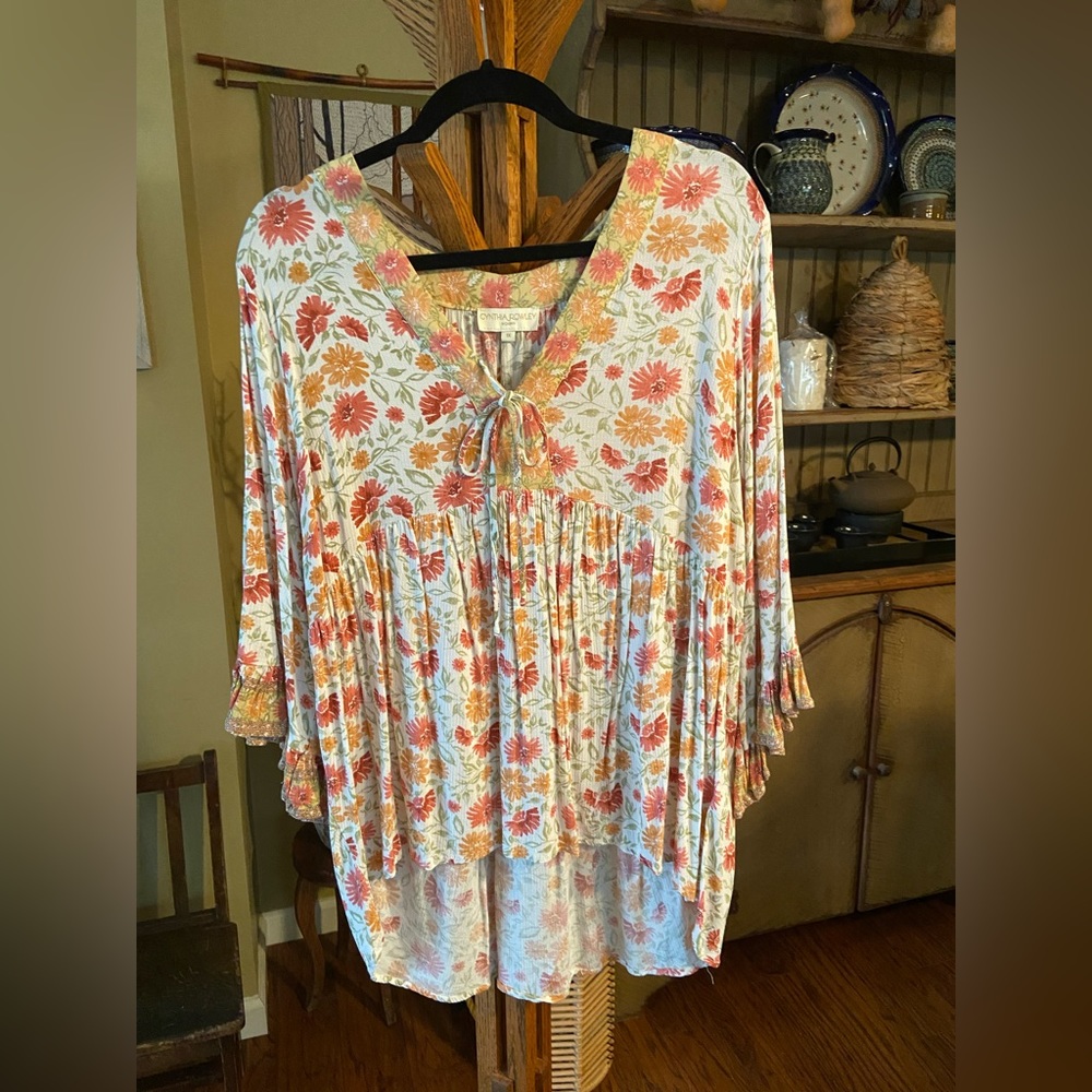Blouse hi/low style.